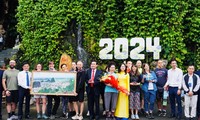 Khách Italia &apos;xông đất&apos; Ngũ Hành Sơn; đông nghịt khách ghé Đắk Lắk đầu năm mới 2024