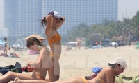 Trời Đà Nẵng như đổ lửa, khách nước ngoài thích thú phơi nắng giữa trưa