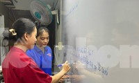 Lớp học áo xanh tiếp sức cho sĩ tử khó khăn