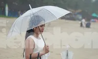 Dành dụm cả năm để đi du lịch Đà Nẵng thì... dính bão