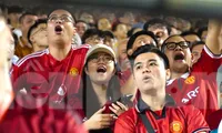 Fan MU phủ sắc đỏ trên sân vận động Hòa Xuân
