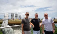 Huyền thoại MU Michael Owen, Ryan Gigg checkin cầu Vàng Đà Nẵng