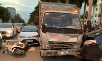 Xe tải tông 3 xe dừng đèn đỏ đã hết hạn kiểm định