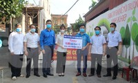 Tỉnh Đoàn Bắc Giang thăm hỏi và tặng khẩu trang cho các vùng có dịch