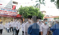 Đo thân nhiệt cho thí sinh trước khi vào điểm thi ở tỉnh Bắc Giang