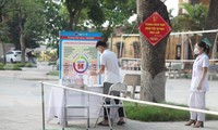 Thí sinh tỉnh Bắc Giang rửa tay sát khuẩn trước khi vào phòng thi