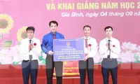 Bí thư Trung ương Đoàn Ngô Văn Cương trao học bổng và quà tặng trường THPT Gia Bình số 1