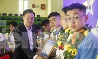 Anh Trần Văn Đăng, Phó Bí thư Tỉnh Đoàn Bắc Ninh trao danh hiệu "Sinh viên 5 tốt"