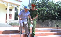 Tuổi trẻ Công an Bắc Giang chăm sóc thương binh, bệnh binh, người có công tại chương trình tình nguyện "Hành quân xanh".