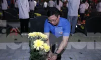 Bí thư Tỉnh Đoàn Bắc Giang Thân Trung Kiên thắp hương tưởng nhớ anh hùng liệt sĩ. Ảnh: Nguyễn Thắng.