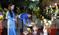 Phó Bí thư Tỉnh Đoàn Bắc Ninh Nguyễn Bảo Đại và Bí thư Thành Đoàn Bắc Ninh Trần Thu Hà thắp hương tưởng nhớ các anh hùng liệt sĩ. Ảnh: Nghuyễn Thắng.