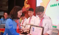Chị Hoàng Tú Anh tặng danh hiệu "Cháu ngoan Bác Hồ" cho thiếu nhi tỉnh Bắc Giang