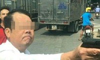 Người đàn ông chĩa súng vào người đi đường