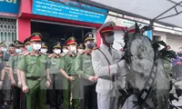 Lãnh đạo Công an tỉnh Bắc Giang đến viếng và chia buồn cùng gia đình anh Mạnh
