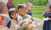 Leon - Lisa nhà Hà Hồ diện đồ đôi trong tiệc sinh nhật ở trường, càng lớn càng tình cảm