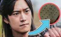Sao chổi bám đuôi, &quot;Sông Đón Trăng Lên&quot; lại bị chỉ trích vì sử dụng sai chữ Trung Quốc cổ