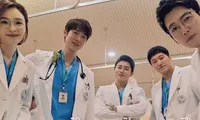 Hospital Playlist 2 vừa mở màn đã &quot;toang&quot; hai cặp đôi, &quot;chú Chân Dài&quot; lại được theo đuổi