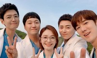 &quot;Hospital Playlist 2&quot; tung hậu trường lầy lội, bác sĩ Ik Jun để bị vẩy cả nước mì lên mặt