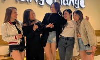 Hoa hậu Đỗ Thị Hà khoe diện mạo nổi bật ở tiệc chia tay, cho biết vẫn chưa thể trở về nhà