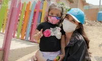 Hoa hậu Thùy Tiên trao tặng dụng cụ nhà bếp và thực phẩm cho người dân nghèo ở Peru