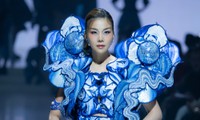 Siêu mẫu Thanh Hằng trở lại vị trí vedette, vừa kết show thì váy cũng bán xong