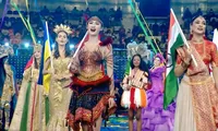 Ý Nhi diện trang phục Vũ Điệu Đại Ngàn trong đêm khai mạc Miss World 2025