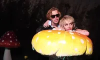 Miley Cyrus cùng rapper 17 tuổi ra mắt MV &quot;hot trend&quot; TikTok quay tại bãi đậu xe McDonald