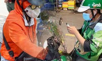 Sinh viên chạy xe ôm công nghệ mùa &quot;Cô Vy&quot;: Khó khăn liệu có chồng chất khó khăn?