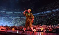 Justin Bieber, Billie Eilish đi tour trở lại: Fan châu Á &quot;khóc ròng&quot; vì điều này 