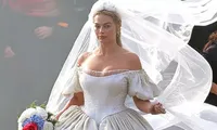 Margot Robbie lộ ảnh diện váy cưới của thế kỷ 18 ở phim trường &quot;Đồi Gió Hú&quot;