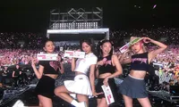 Loạt ảnh &quot;cưng xỉu&quot; của BLACKPINK tại concert Hà Nội: Lisa - Rosé là tổ hợp siêu quậy