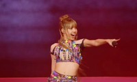Lisa tại Coachella tuần 2: Hát live tiến bộ, gặp sự cố và khoảnh khắc &quot;cực hề&quot;