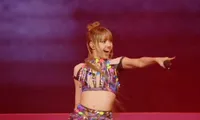 Lisa tại Coachella tuần 2: Hát live tiến bộ, gặp sự cố và khoảnh khắc &quot;cực hề&quot;