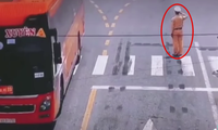 Clip xúc động: Chiến sĩ CSGT đứng nghiêm giơ tay chào đoàn cán bộ y tế chi viện Bắc Giang