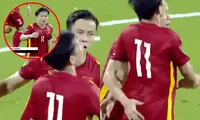 Khoảnh khắc &quot;bàn tay hư&quot; của Hải Quế ăn mừng bàn thắng với Minh Vương: &quot;Nhây&quot; quá Hải ơi!