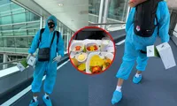 Cầu thủ tuyển Việt Nam về nước: Văn Hậu &quot;toang&quot; đồ bảo hộ, Văn Hoàng khoe suất ăn đặc biệt