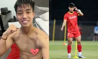 Văn Thanh chụp ảnh cởi trần khoe múi, Bùi Tiến Dũng thốt lên: &quot;Trong bụng có sắt hay sao?&quot;
