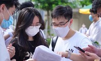 Kỳ thi Tốt nghiệp THPT 2021: Bộ GD&amp;ĐT nói gì về phổ điểm &quot;lạ&quot; của môn Tiếng Anh và GDCD?