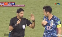 &quot;Thần VAR&quot; mỉm cười với ĐT Việt Nam: Dân mạng tuyên bố trọng tài đẹp trai nhất trận đấu!