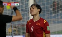 Văn Toàn chia sẻ khoảnh khắc buồn bã vì nhận thẻ vàng, ai ngờ bị Quang Hải &quot;cà khịa&quot; cực hài