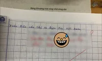 Học trò không thuộc thơ nên tự &quot;chế&quot; trong bài kiểm tra, cô giáo để lại lời phê cực hài