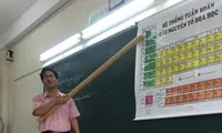 Thầy giáo dạy Hóa với bảng tuần hoàn &quot;siêu to khổng lồ&quot;, nhìn phụ kiện đi kèm mới choáng!