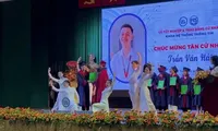 Nam sinh chuẩn bị cả &quot;vũ đoàn&quot; để lên nhận bằng tốt nghiệp: Ai xem xong cũng phì cười!