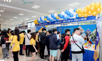 Sinh viên Đại học Kinh tế Quốc dân hào hứng chào đón Tuần lễ nghề nghiệp và việc làm