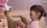 &quot;Lịm tim&quot; nhìn bé Cici trổ tài chăm em trai Mino, cách quan tâm bố Justatee siêu dễ thương