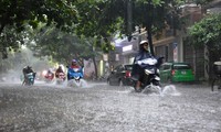 Cảnh báo mưa dông dịp nghỉ lễ và dự báo nắng nóng gia tăng trong tháng 5