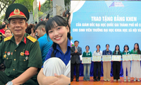 Các nữ sinh trường Nhân văn nhận bằng khen vì mời cựu chiến binh cùng xem diễu binh
