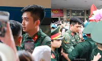 Thượng úy Lê Hoàng Hiệp thu hút sự chú ý đặc biệt của giới trẻ tại ga Hà Nội