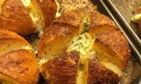 Học lỏm ngay công thức tự làm bánh mì bơ tỏi phô mai Hàn Quốc đang &quot;hot&quot; xình xịch