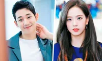 Jisoo (BLACKPINK) lộ ảnh hậu trường với trang phục thập niên 80 nhí nhảnh bên cạnh Jung Hae In